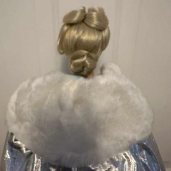 Danbury Mint snow queen 20” porcelain doll - Picture 5 of 9